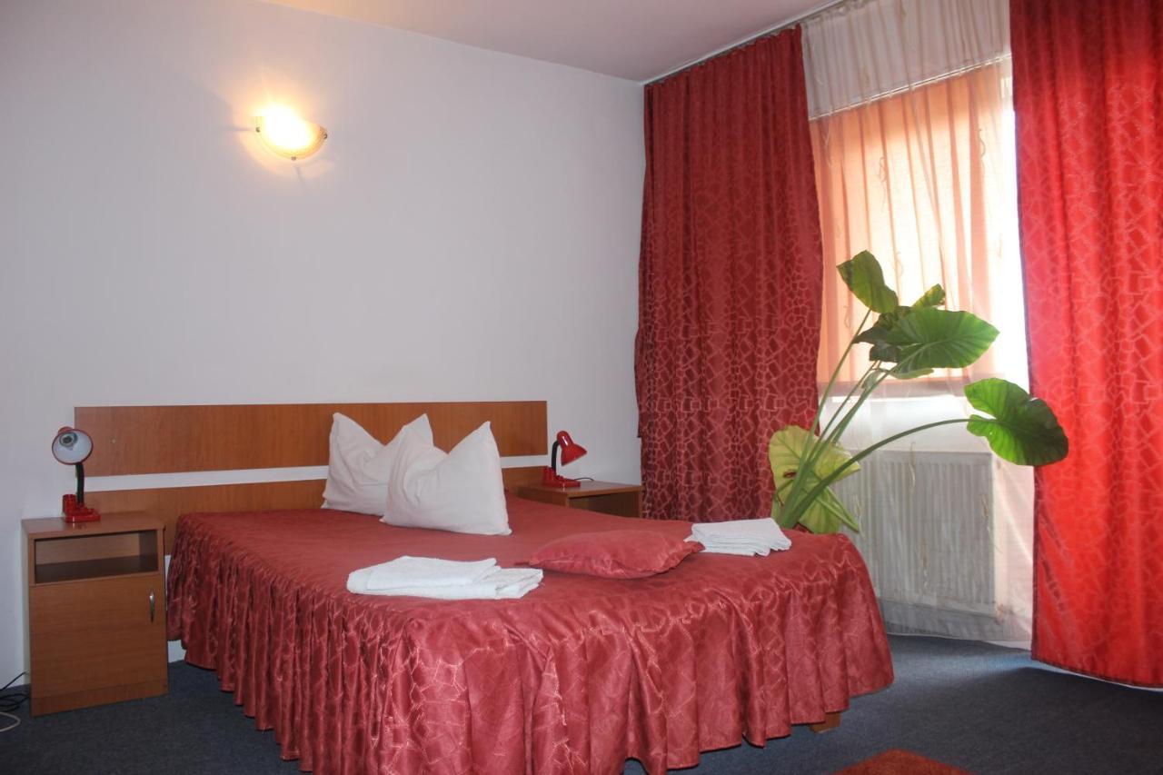 Riviera Valceana Bed & Breakfast Ramnicu Valcea Exterior photo